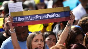 Guaidó logra más apoyos chavistas con su amnistía