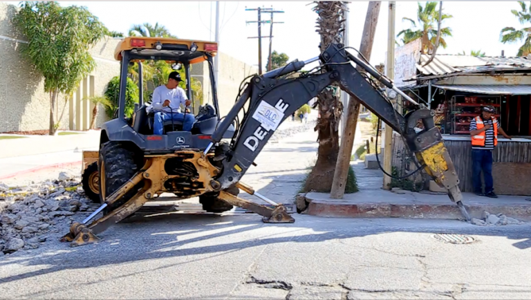 Trabaja Oomsapas Los Cabos sobre la calle Coronado para evitar derrames de aguas negras