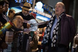 ÓSCAR CHÁVEZ, EL MÚSICO QUE A SUS 83 AÑOS DEBUTARÁ EN EL FESTIVAL VIVE LATINO (ENTREVISTA)
