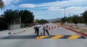 Para reducir accidentes instala Obras Públicas topes en Bulevar Níquel en Colonia Vista Hermosa SJC.