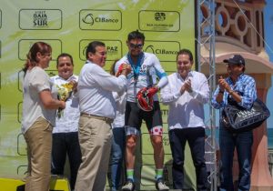 Premia Alcalde a los ciclistas ganadores de la Etapa La Paz