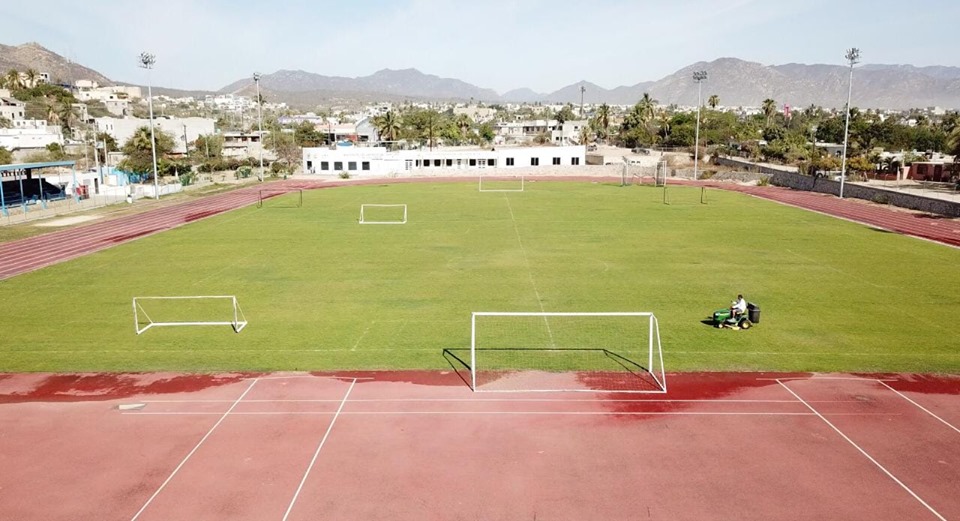 Mantenimiento y limpieza permanente en instalaciones deportivas realiza el Instituto del Deporte de Los Cabos.