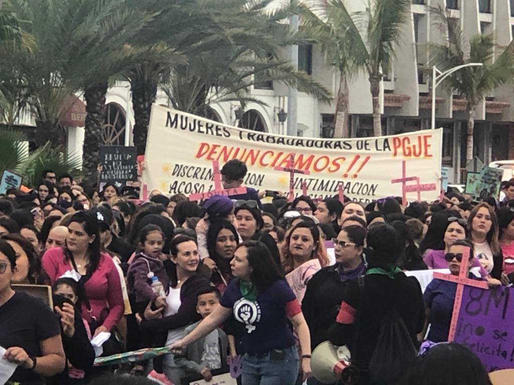 Reprimen a trabajadora de la PGJE BCS por asistir a manifestación feminista