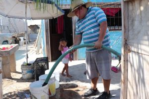 Más de 600 familias de Cabo San Lucas se benefician diariamente con el suministro gratuito de agua potable