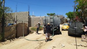 Gobierno de Los Cabos entrega agua a personas que no están conectados a la red municipal
